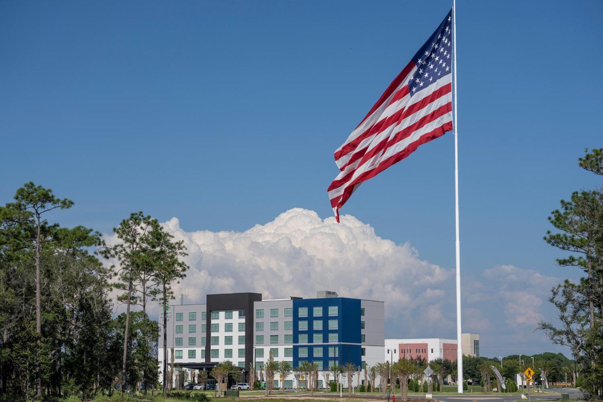 Holiday Inn Express & Suites Fort Walton Beach - Eglin Area By Ihg Екстериор снимка